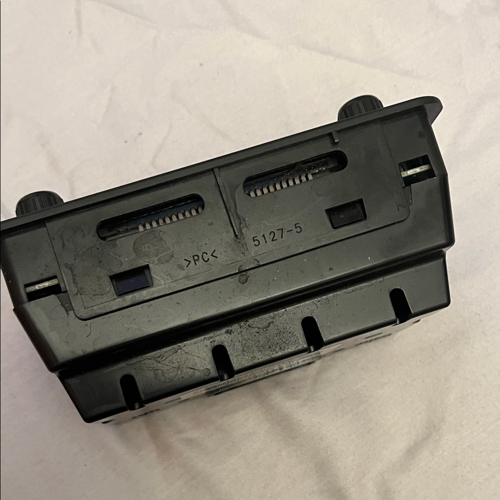 2003-2007 Hummer H2 Console Mounted Rear Audio Control - Picture 2 of 8